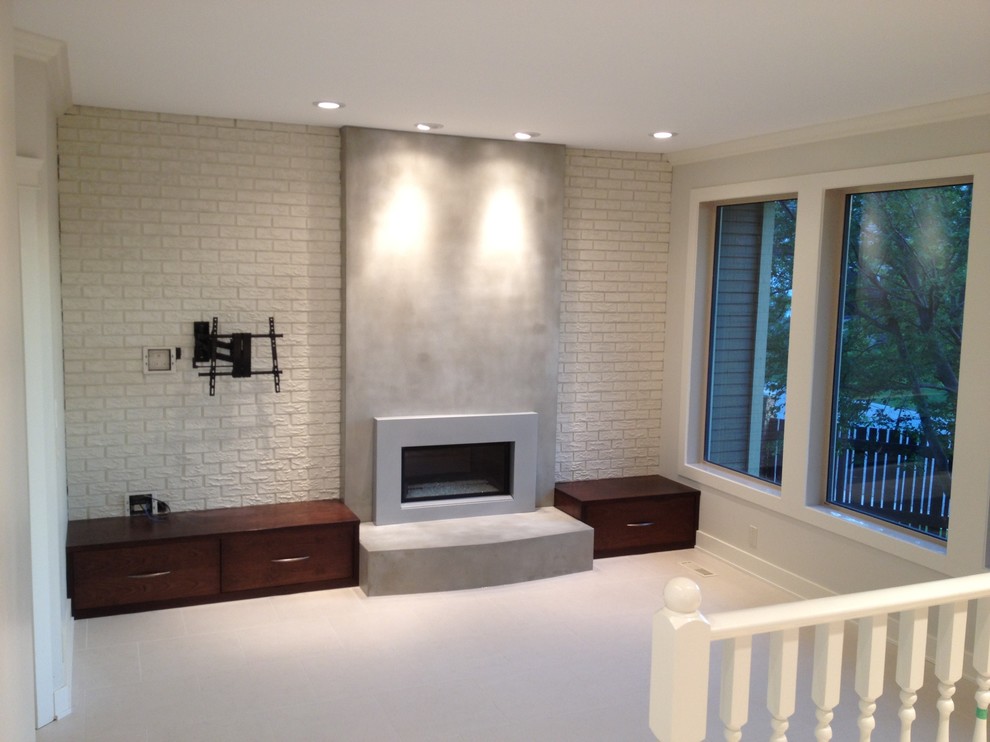 На фото: открытая гостиная комната среднего размера в современном стиле с бежевыми стенами, ковровым покрытием, стандартным камином и фасадом камина из бетона