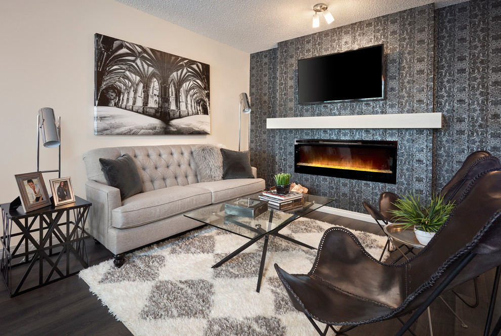 Mittelgroßes, Repräsentatives, Offenes Modernes Wohnzimmer mit braunem Holzboden, Kamin und TV-Wand in Edmonton