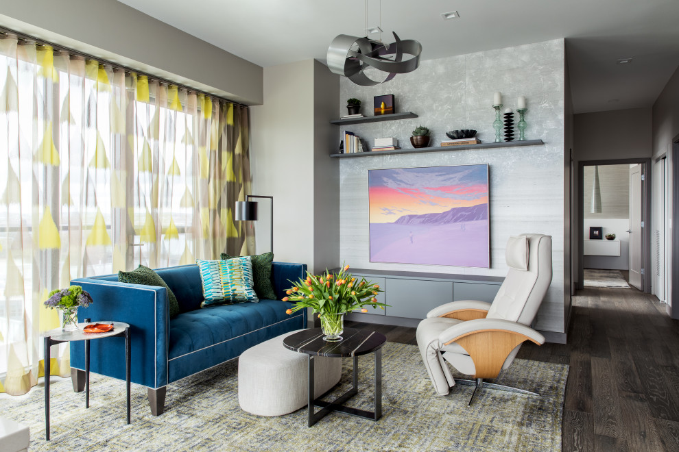 Пример оригинального дизайна: парадная, открытая гостиная комната среднего размера в современном стиле с темным паркетным полом, серыми стенами и коричневым полом без камина, телевизора