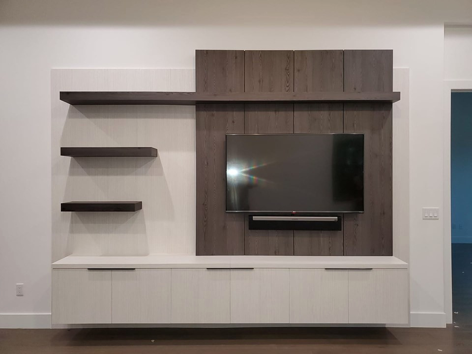 Пример оригинального дизайна: большая открытая гостиная комната в стиле модернизм с белыми стенами, паркетным полом среднего тона, телевизором на стене и коричневым полом без камина