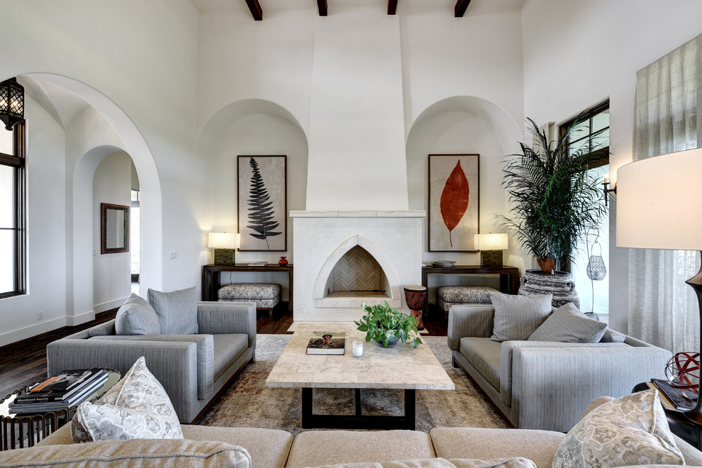 Repräsentatives, Fernseherloses Mediterranes Wohnzimmer mit weißer Wandfarbe und Kamin in Austin