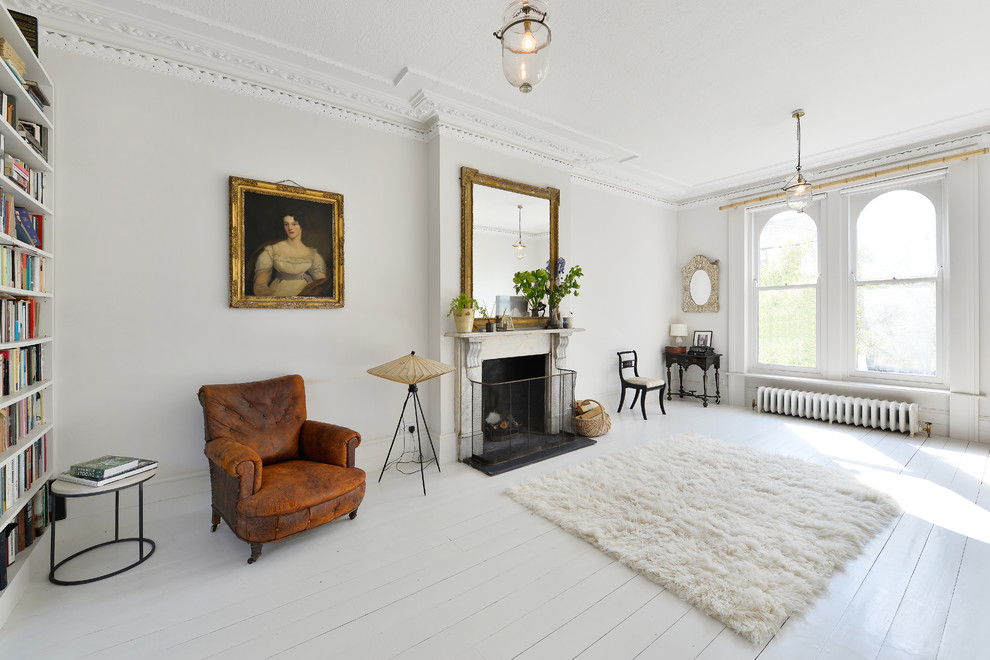 Esempio di un soggiorno design di medie dimensioni con pareti grigie, pavimento in legno verniciato, camino classico e pavimento bianco