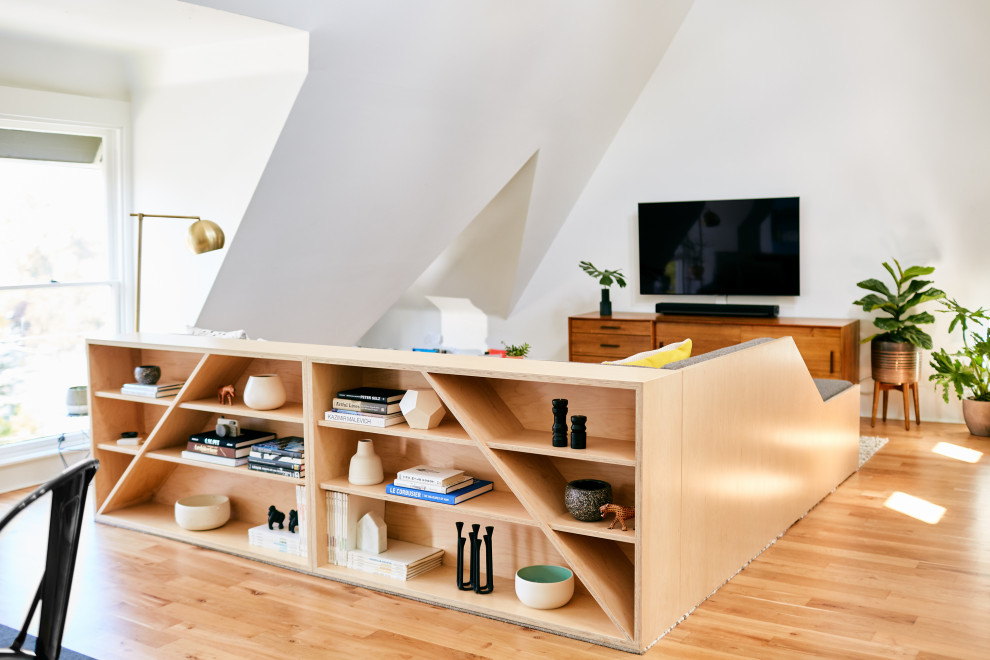 Foto di un soggiorno contemporaneo aperto con pareti bianche, pavimento in legno massello medio, TV a parete e pavimento marrone