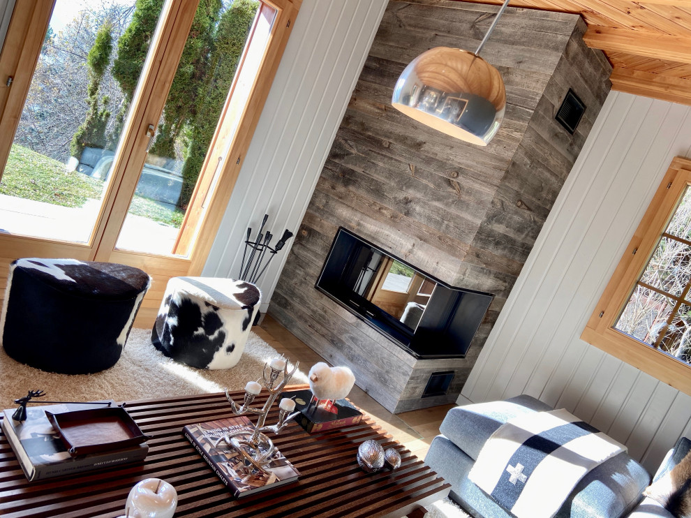 Cette photo montre un salon moderne avec une cheminée d'angle et un manteau de cheminée en bois.
