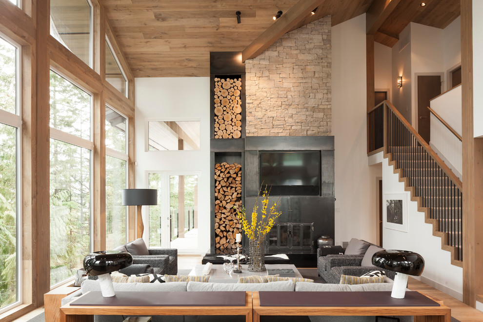 Repräsentatives, Offenes Modernes Wohnzimmer mit hellem Holzboden, Kamin, Kaminumrandung aus Metall und Multimediawand in Vancouver