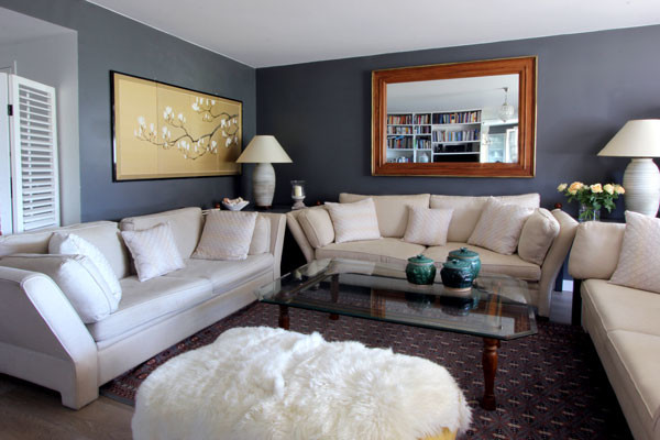 На фото: маленькая гостиная комната в стиле фьюжн с серыми стенами и светлым паркетным полом для на участке и в саду с