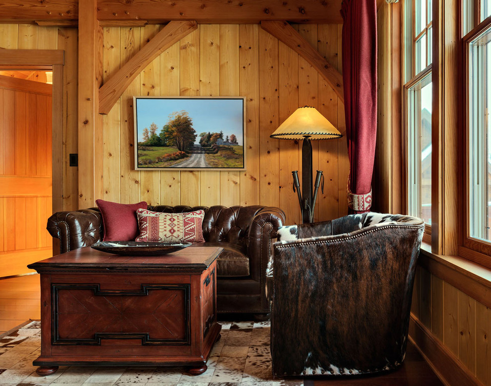 Imagen de salón rural pequeño con paredes marrones y suelo de madera oscura