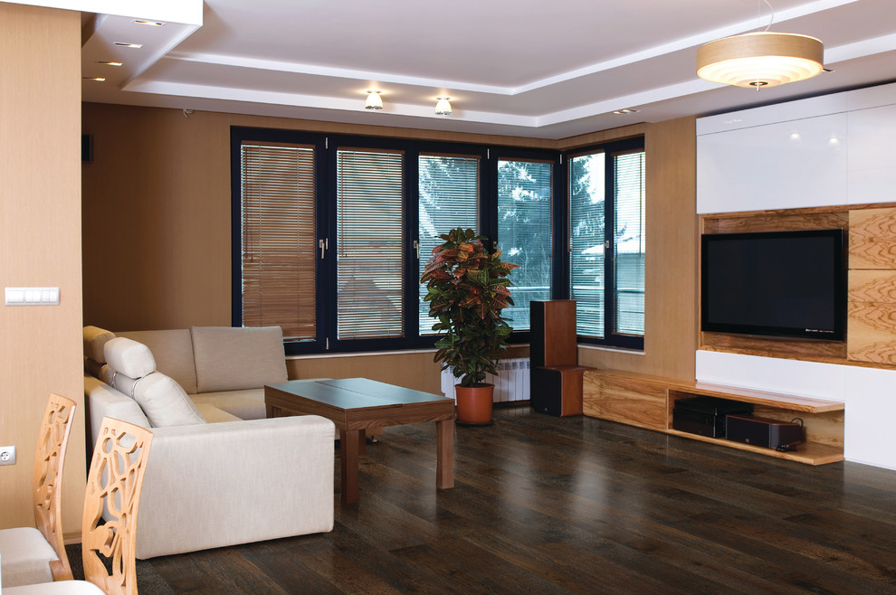 Стильный дизайн: изолированная гостиная комната среднего размера в современном стиле с разноцветными стенами, паркетным полом среднего тона и фасадом камина из штукатурки без камина, телевизора - последний тренд