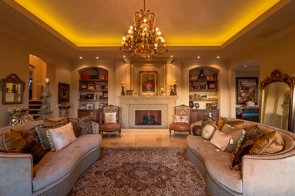 Repräsentatives, Fernseherloses Mediterranes Wohnzimmer mit beiger Wandfarbe, Travertin, Kamin und Kaminumrandung aus Beton in Phoenix