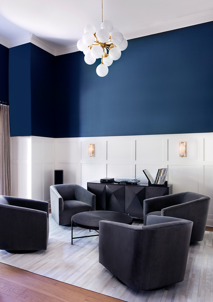 Foto di un soggiorno contemporaneo di medie dimensioni e chiuso con sala formale, pareti blu, parquet chiaro, nessun camino, nessuna TV e pavimento marrone