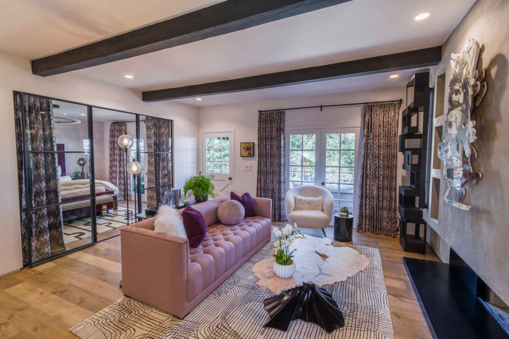 Mittelgroßes, Offenes Modernes Wohnzimmer mit grauer Wandfarbe, hellem Holzboden, Kamin, Kaminumrandung aus Metall und braunem Boden in Los Angeles