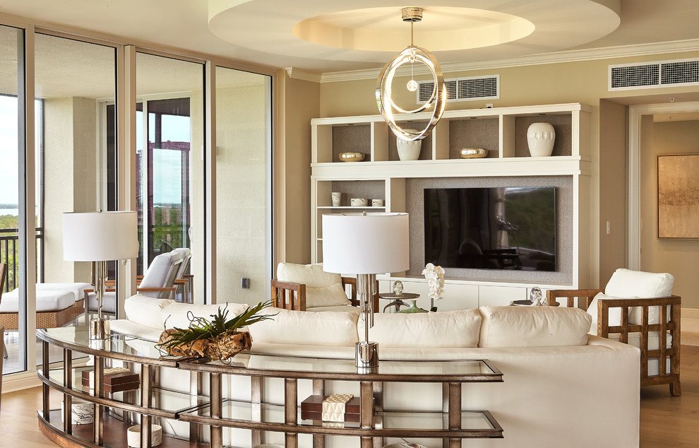 Esempio di un soggiorno tradizionale aperto con pareti beige, pavimento in legno massello medio, TV a parete e pavimento marrone