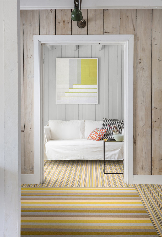Стильный дизайн: гостиная комната в стиле модернизм с ковровым покрытием и желтым полом - последний тренд