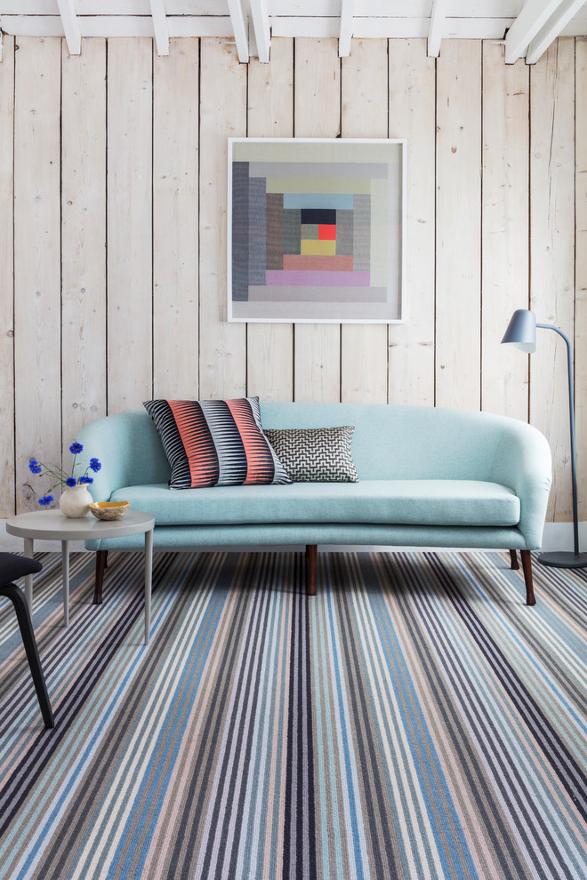 Modernes Wohnzimmer mit Teppichboden und blauem Boden in Hampshire