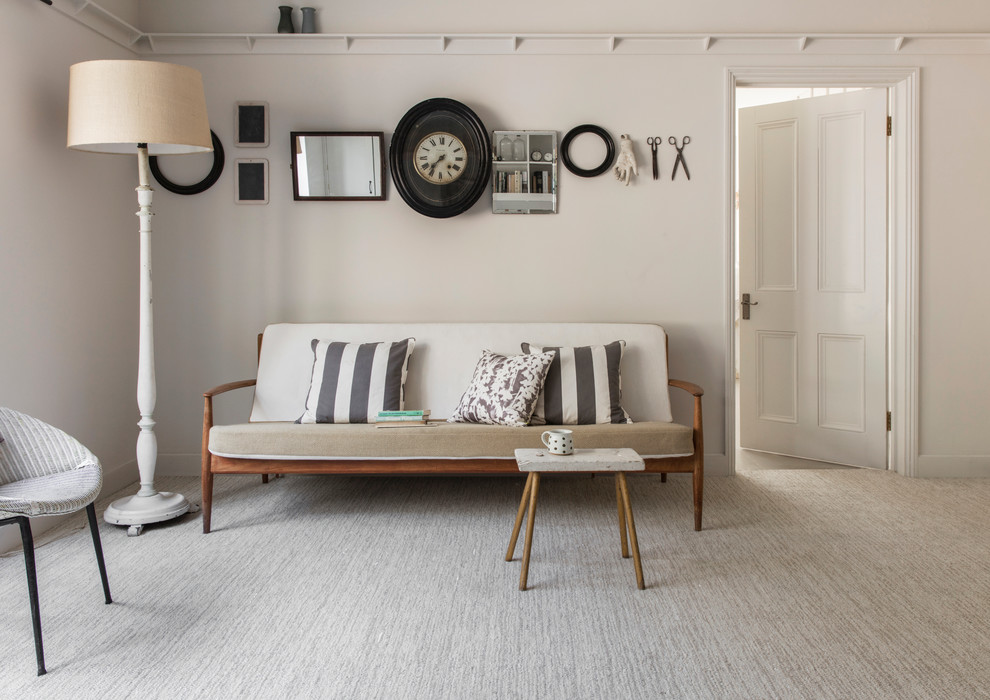 Свежая идея для дизайна: гостиная комната в стиле рустика с белыми стенами и ковровым покрытием - отличное фото интерьера