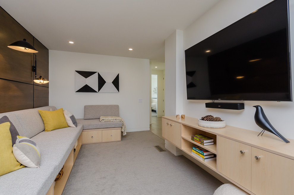 Идея дизайна: парадная, изолированная гостиная комната среднего размера в современном стиле с белыми стенами, ковровым покрытием, телевизором на стене и бежевым полом без камина