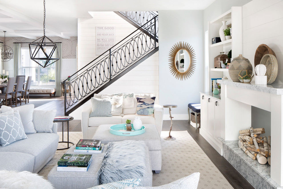 Offenes Klassisches Wohnzimmer mit weißer Wandfarbe, braunem Holzboden und braunem Boden in Miami