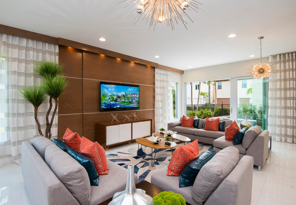 Foto di un soggiorno design aperto con pareti bianche, TV a parete e pannellatura
