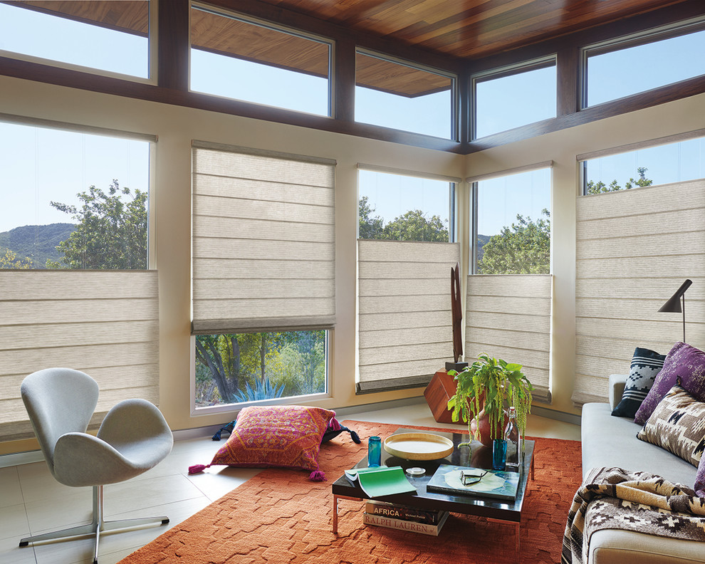 Стильный дизайн: парадная гостиная комната среднего размера в стиле фьюжн с бежевыми стенами, ковровым покрытием и оранжевым полом - последний тренд