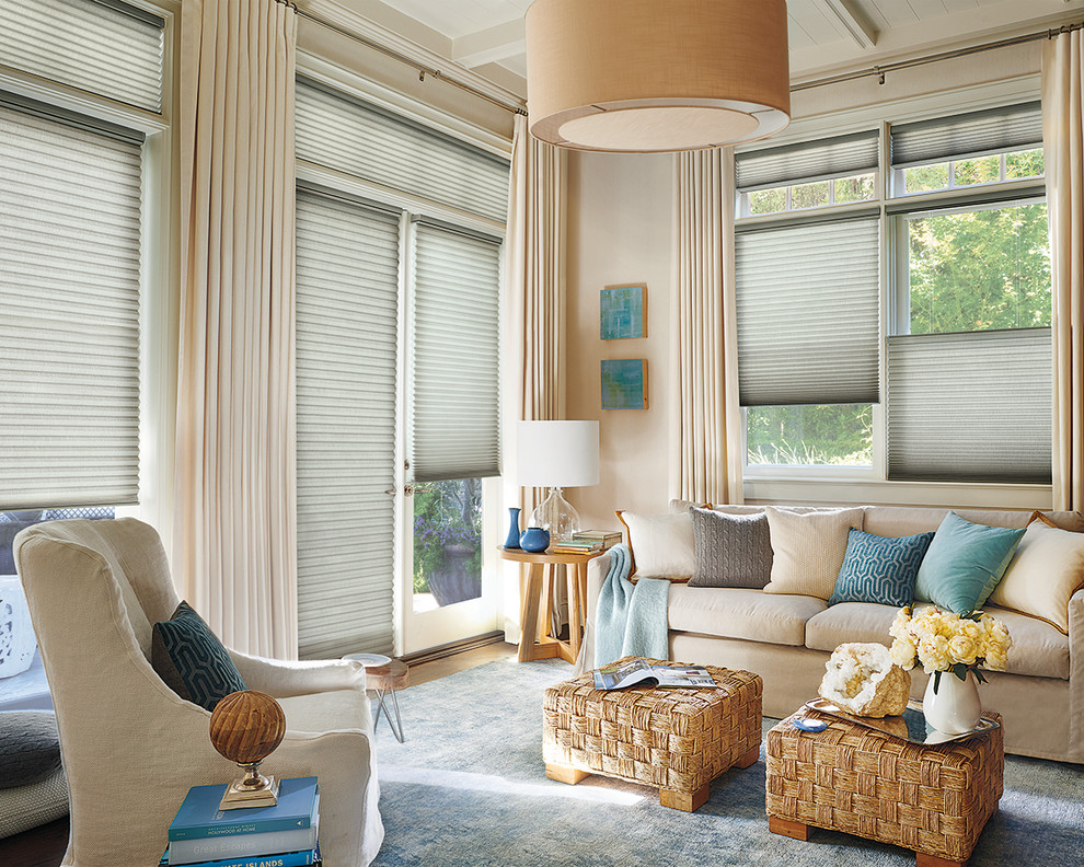 Mittelgroßes, Repräsentatives Klassisches Wohnzimmer mit beiger Wandfarbe, Teppichboden und blauem Boden in New York