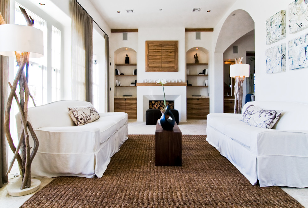 На фото: гостиная комната в стиле фьюжн с белыми стенами, стандартным камином, скрытым телевизором и красивыми шторами с