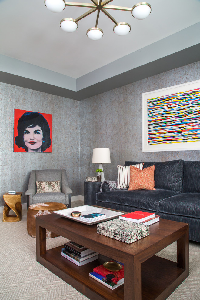 На фото: гостиная комната в современном стиле с серыми стенами и ковровым покрытием с
