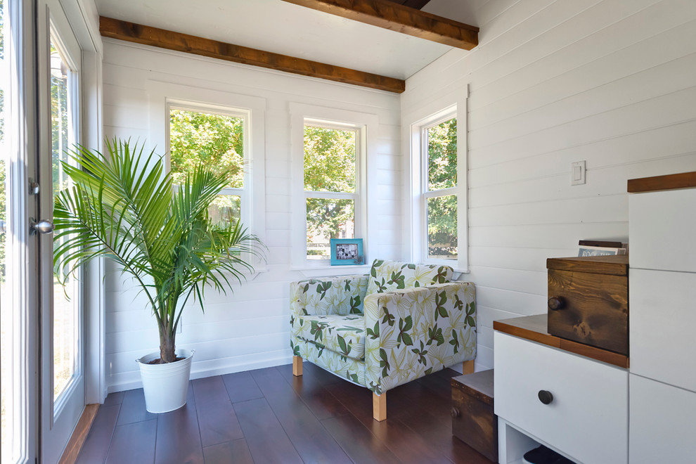 Kleines, Fernseherloses Maritimes Wohnzimmer ohne Kamin, im Loft-Stil mit weißer Wandfarbe und dunklem Holzboden in Vancouver