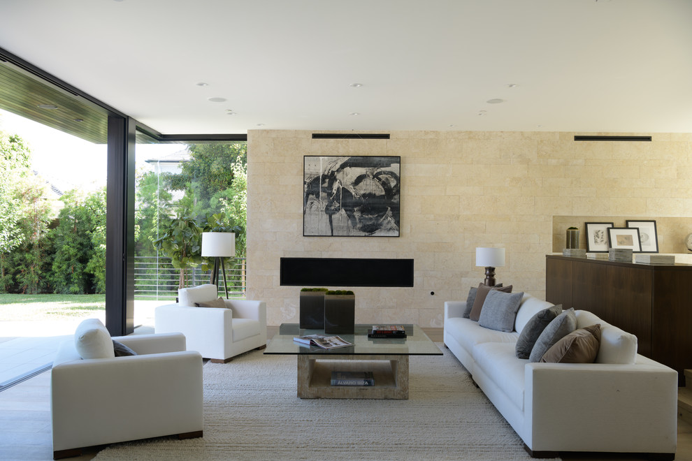 Ejemplo de salón abierto contemporáneo con paredes beige, suelo de madera en tonos medios, chimenea lineal y suelo marrón
