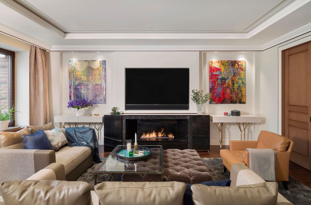 Imagen de salón actual con paredes blancas, suelo de madera en tonos medios, televisor colgado en la pared y suelo marrón