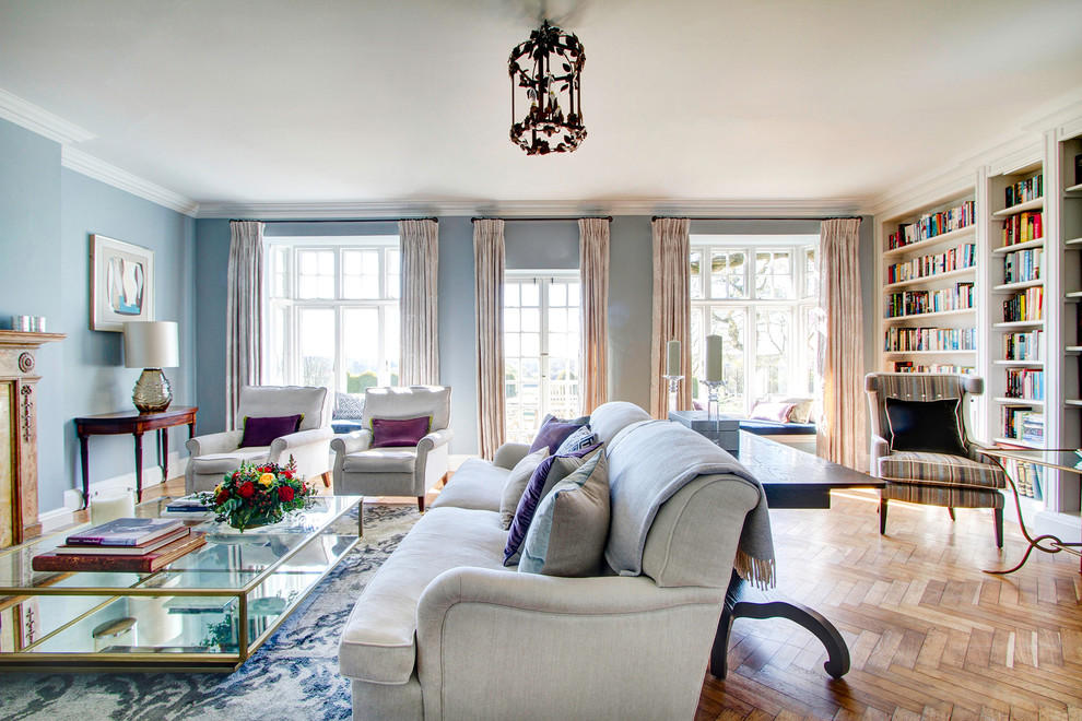 Fernseherloses Klassisches Wohnzimmer mit blauer Wandfarbe und braunem Holzboden in Dorset