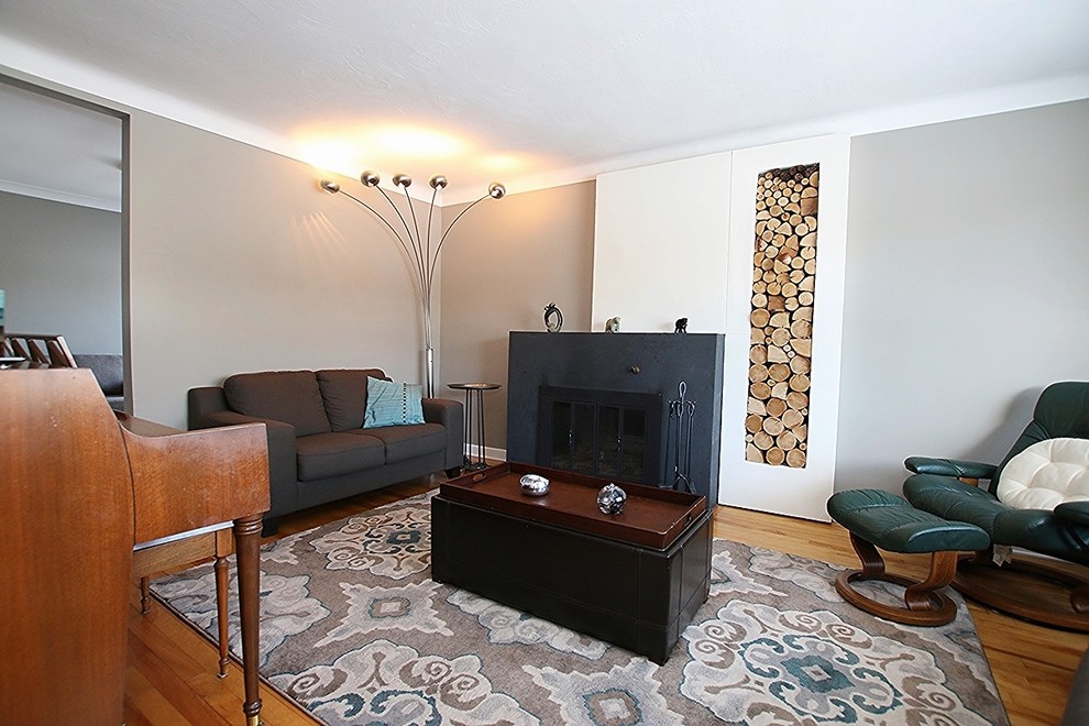На фото: парадная, изолированная гостиная комната среднего размера в стиле модернизм с серыми стенами, светлым паркетным полом и стандартным камином без телевизора