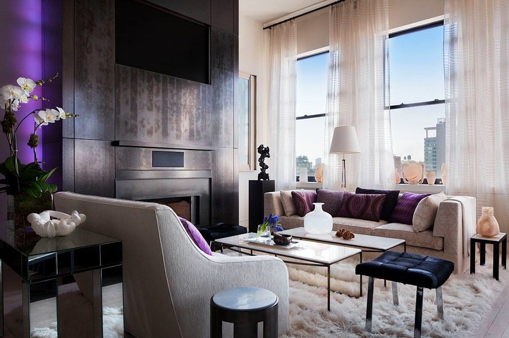 Offenes Klassisches Wohnzimmer mit beiger Wandfarbe, Kamin, Kaminumrandung aus Stein und TV-Wand in Dallas