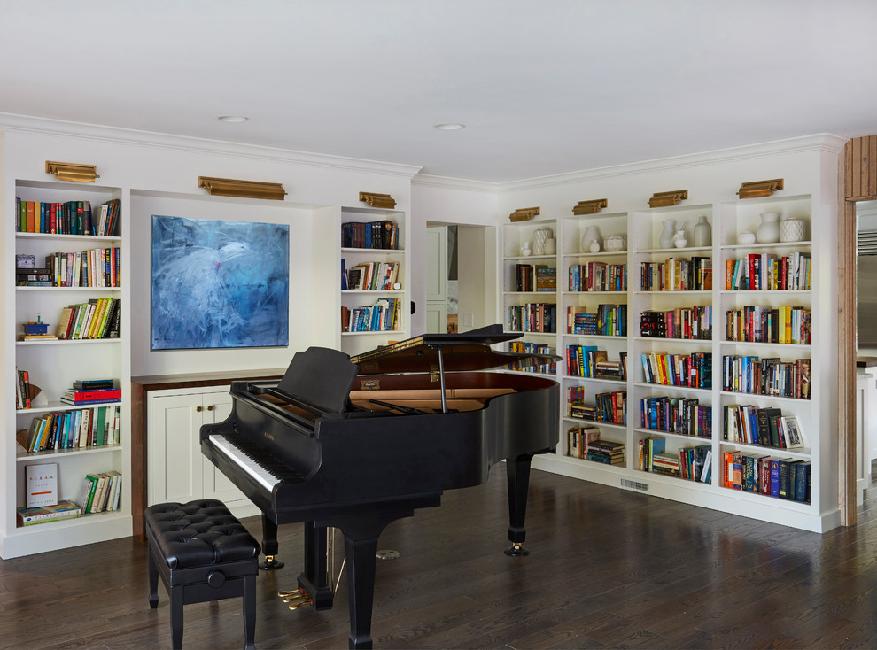 Ejemplo de biblioteca en casa abierta clásica renovada de tamaño medio sin chimenea y televisor con paredes blancas, suelo de madera en tonos medios y suelo marrón