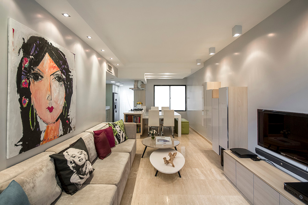Idee per un piccolo soggiorno design aperto con pareti grigie, pavimento in marmo e TV a parete