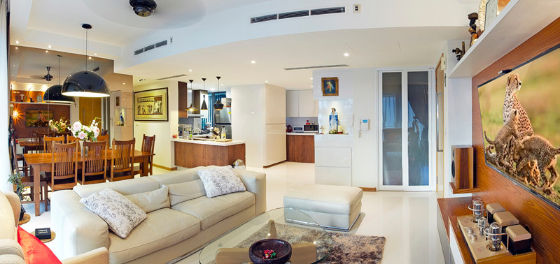 Immagine di un grande soggiorno eclettico aperto con pareti bianche, pavimento con piastrelle in ceramica e TV a parete