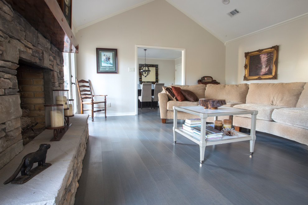 Foto di un soggiorno contemporaneo con pavimento in bambù e pavimento grigio
