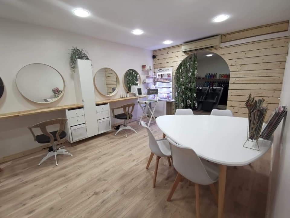 Idée de décoration pour un salon nordique de taille moyenne et ouvert avec un mur blanc et un sol en vinyl.