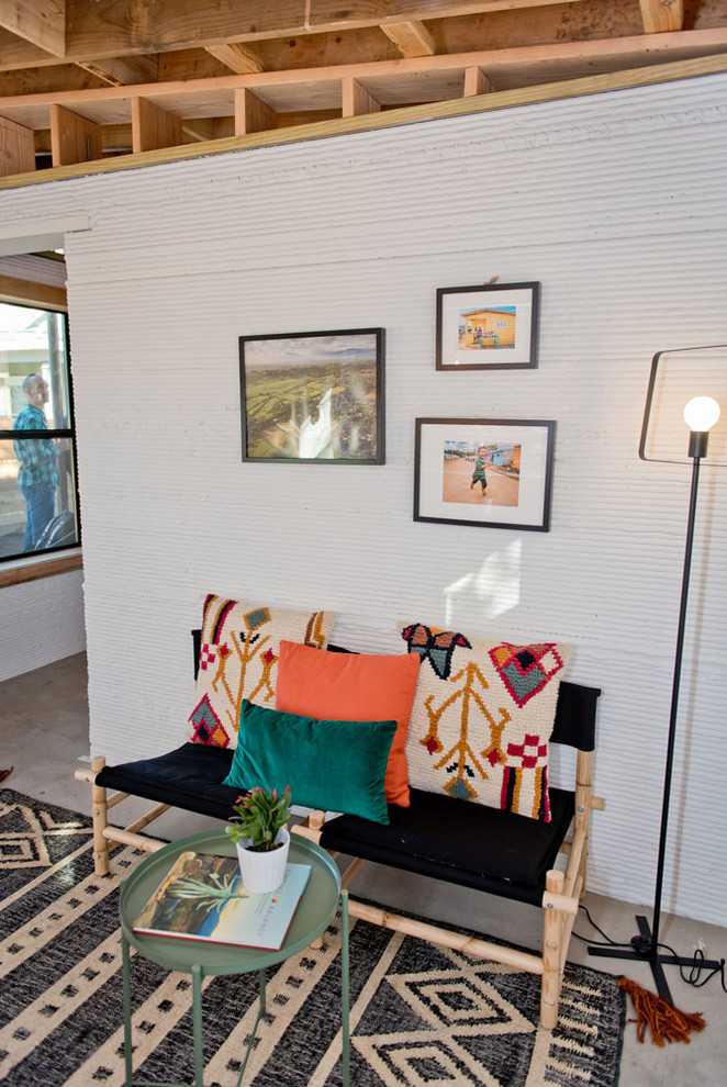 Mittelgroßes Industrial Wohnzimmer ohne Kamin mit weißer Wandfarbe in Austin