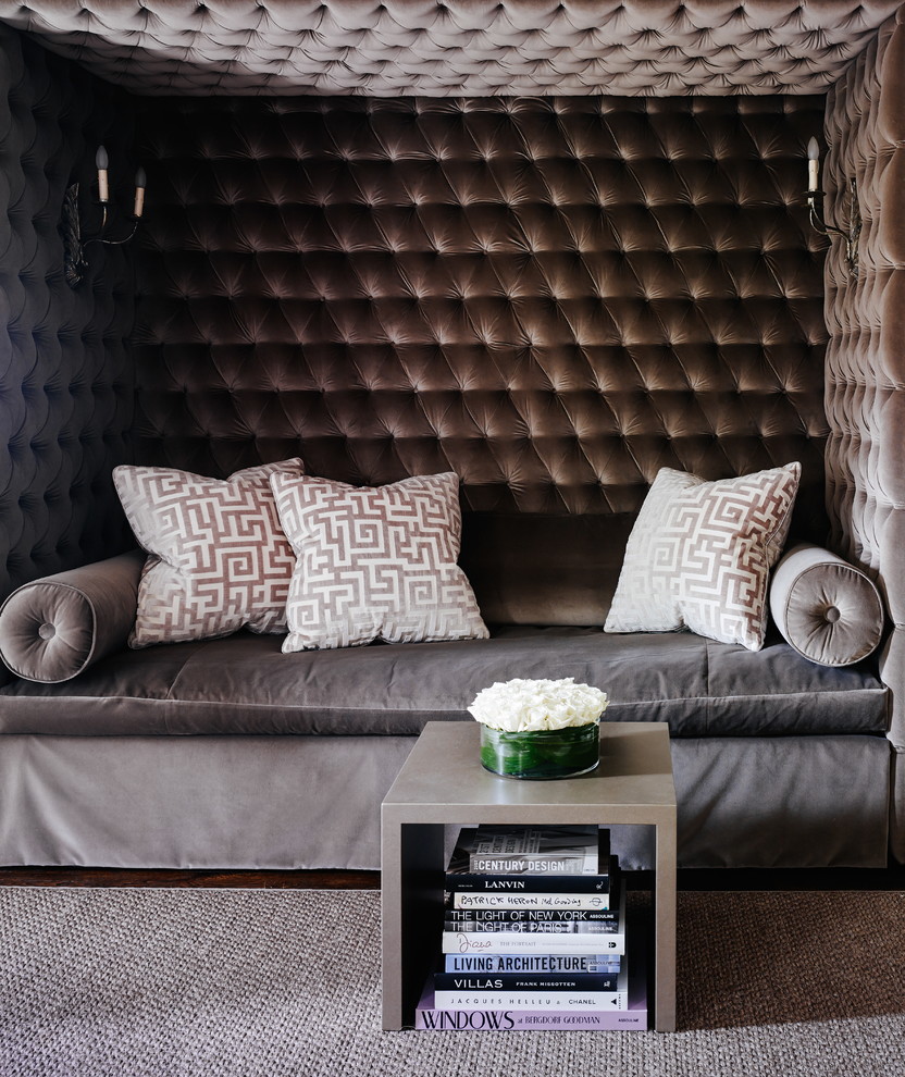 Immagine di un grande soggiorno classico chiuso con parquet scuro
