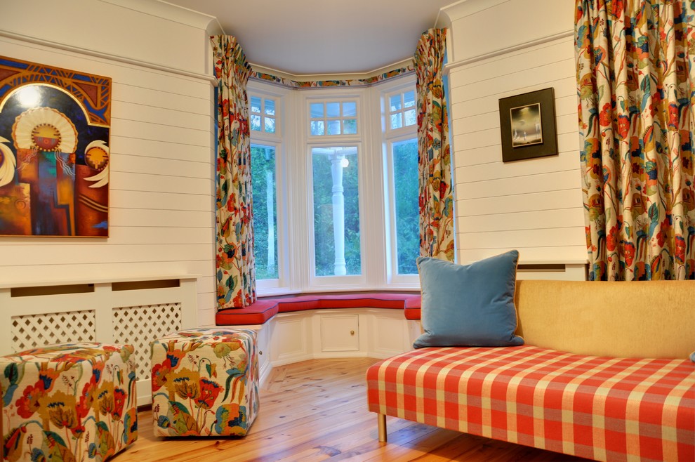 Стильный дизайн: гостиная комната в стиле фьюжн с с книжными шкафами и полками и белыми стенами - последний тренд