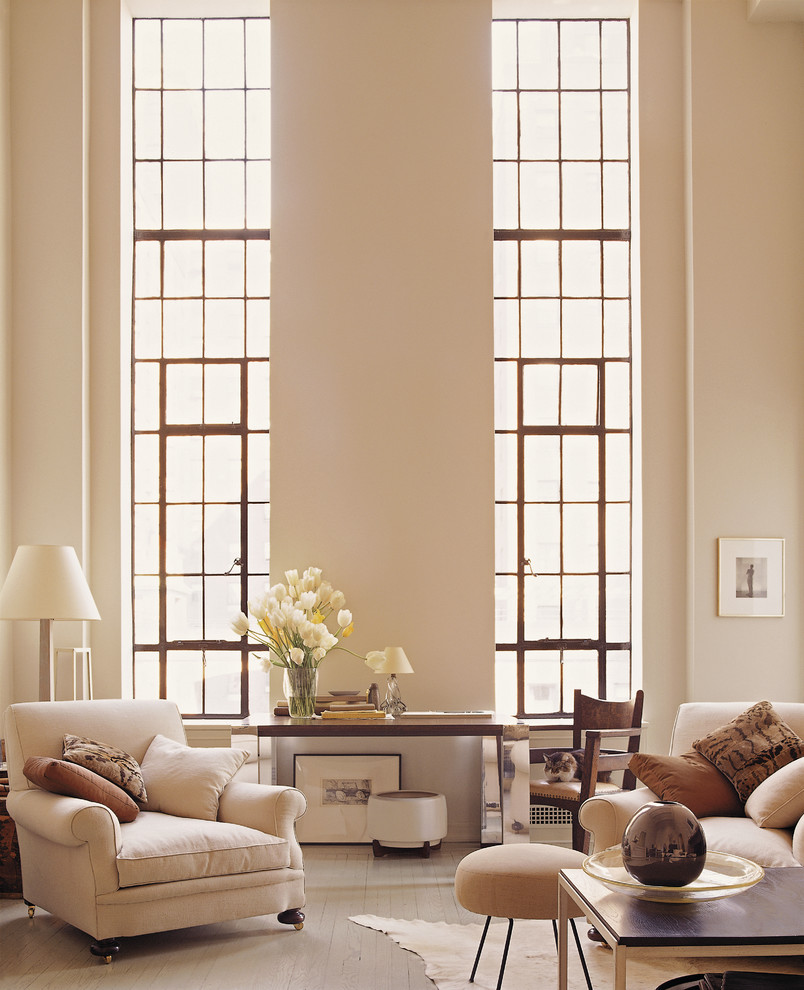 Стильный дизайн: гостиная комната в классическом стиле с деревянным полом - последний тренд