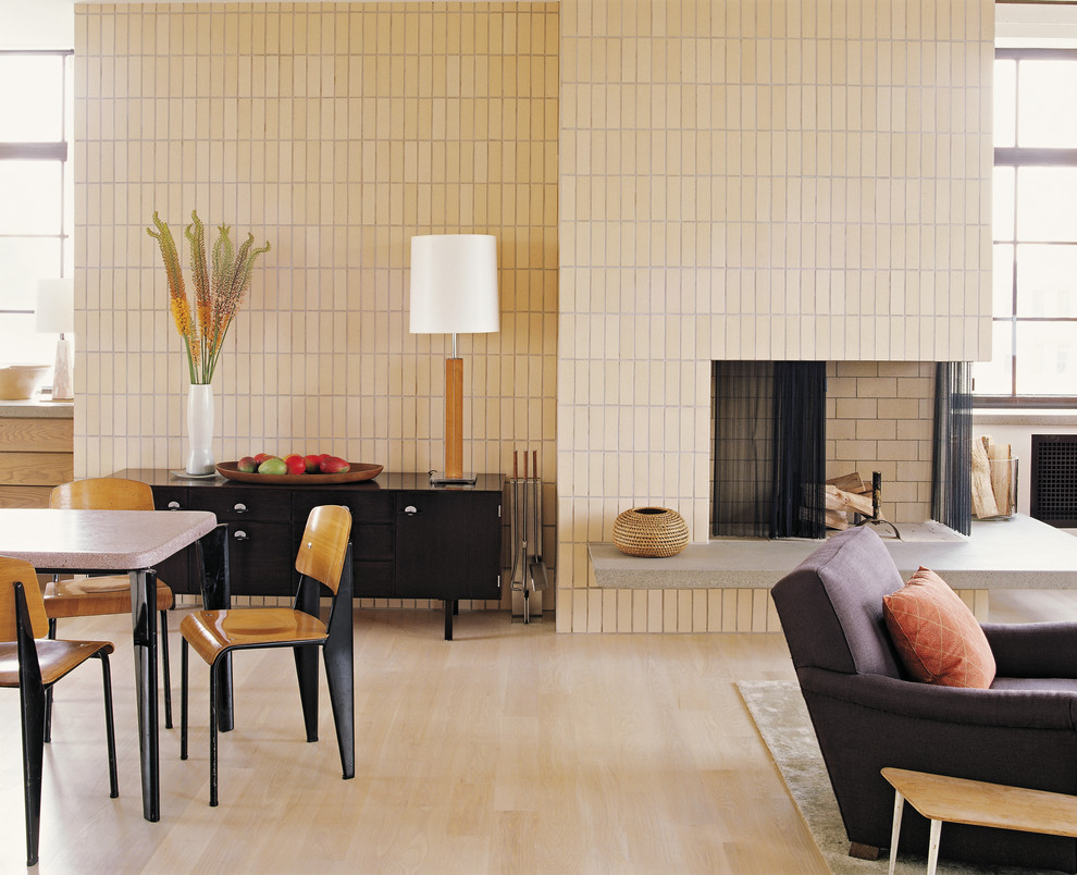 Offenes Retro Wohnzimmer mit beiger Wandfarbe und Kamin in New York