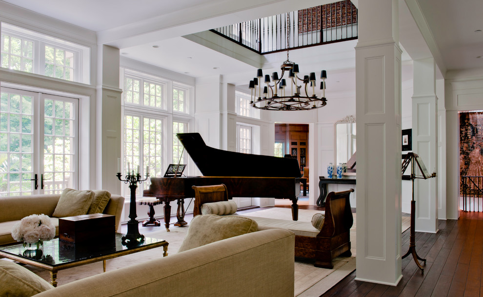 Пример оригинального дизайна: гостиная комната в классическом стиле с музыкальной комнатой, белыми стенами и темным паркетным полом