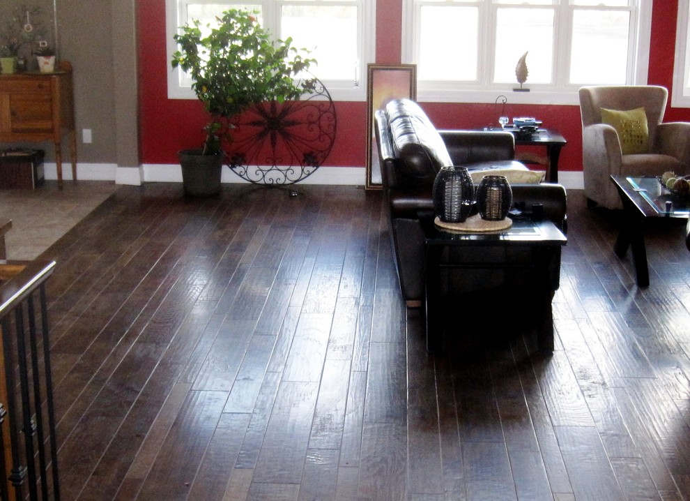 Immagine di un grande soggiorno chic aperto con sala formale, pareti rosse e pavimento in legno massello medio