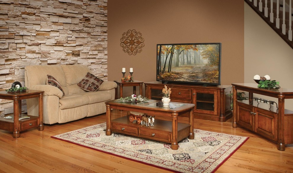 Idéer för ett mellanstort klassiskt separat vardagsrum, med ett finrum, beige väggar, mellanmörkt trägolv och en fristående TV