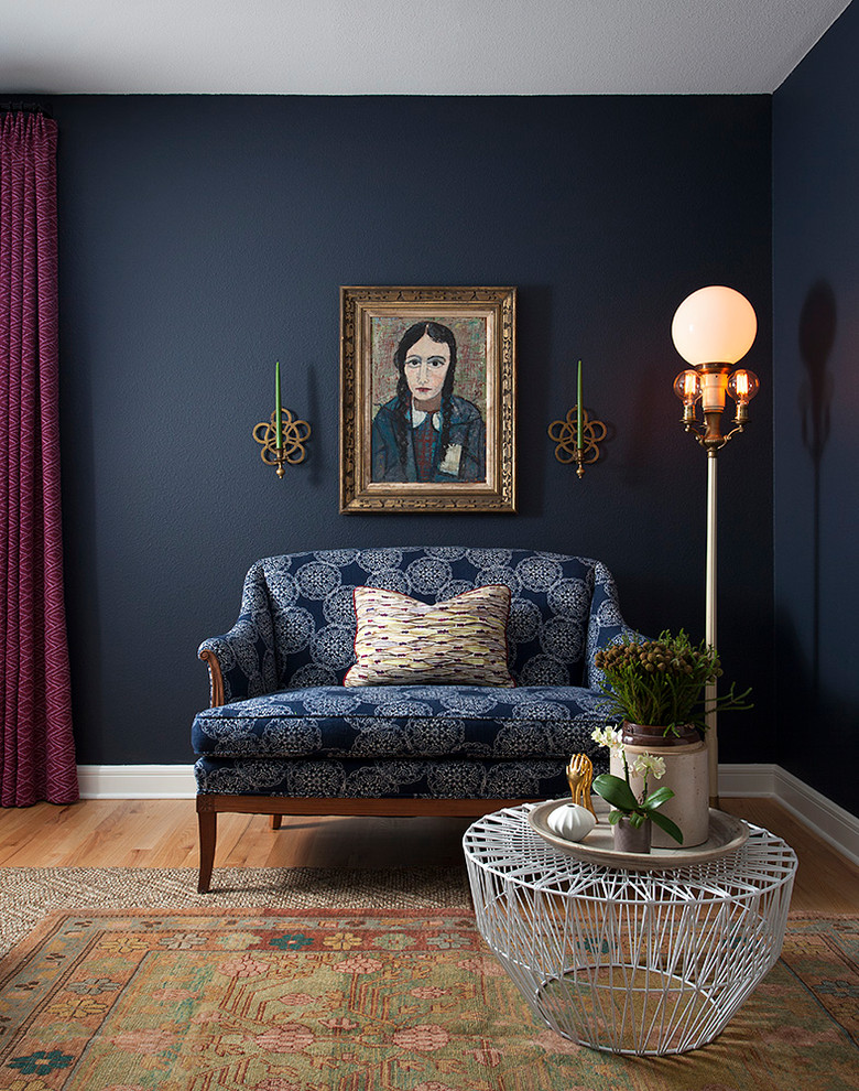Свежая идея для дизайна: гостиная комната в стиле неоклассика (современная классика) с синими стенами и паркетным полом среднего тона - отличное фото интерьера
