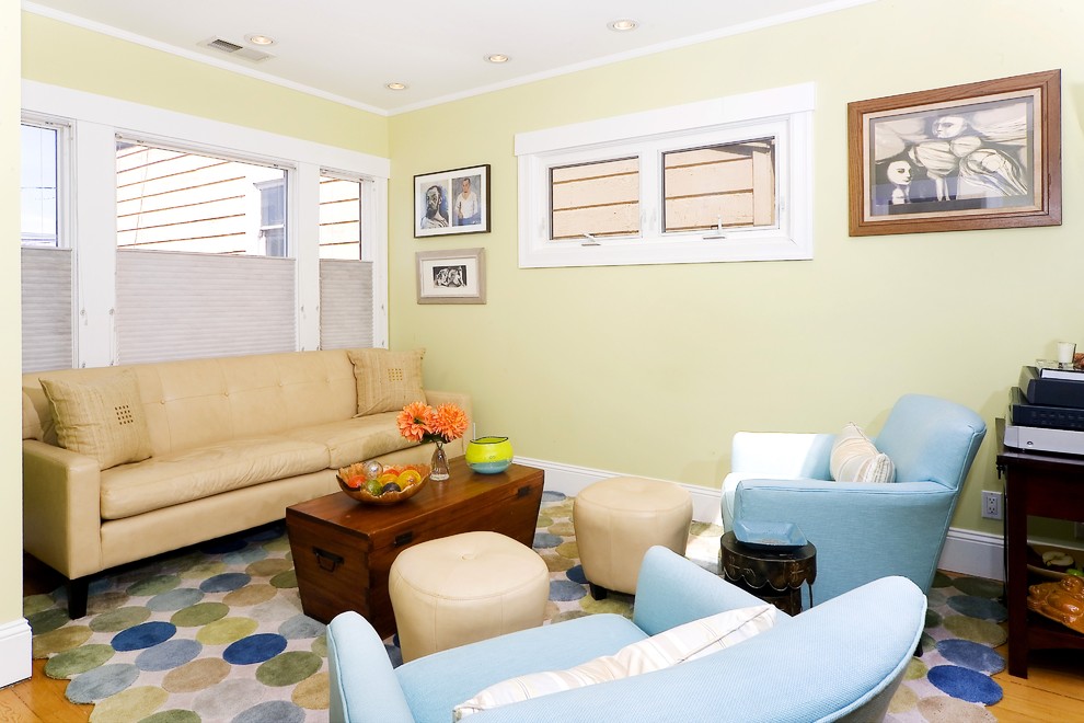 На фото: гостиная комната среднего размера в современном стиле с желтыми стенами с