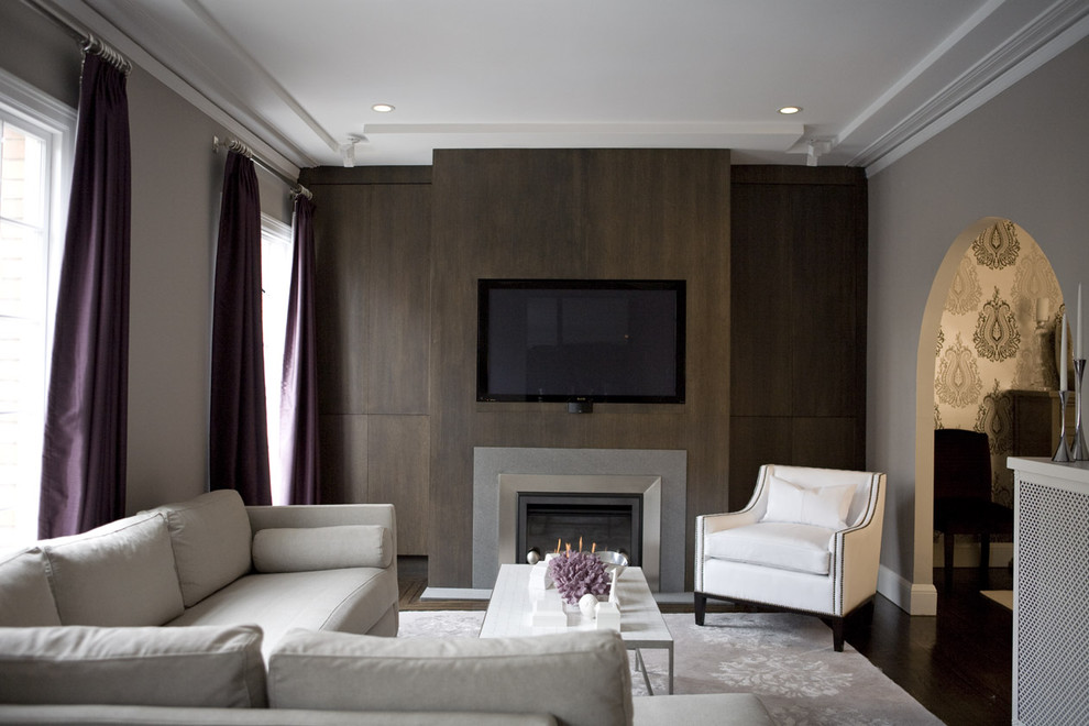 Modern inredning av ett vardagsrum, med grå väggar, en standard öppen spis och en inbyggd mediavägg