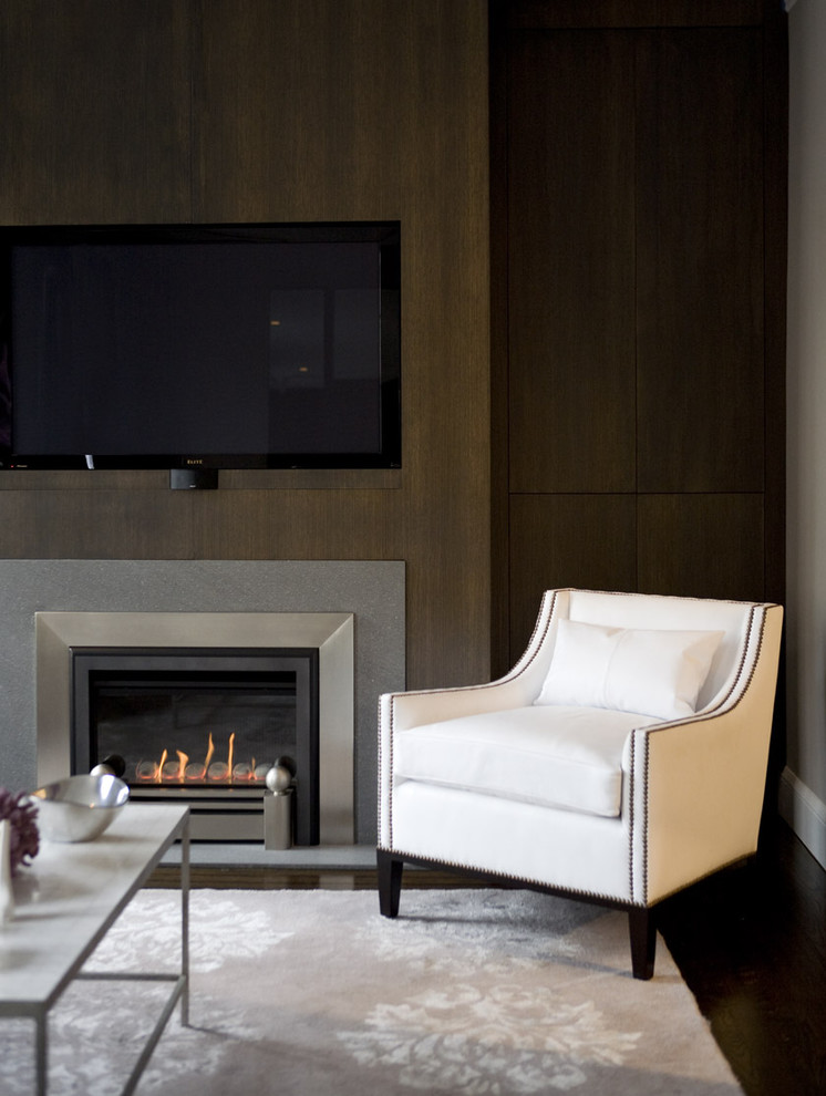 Идея дизайна: гостиная комната в современном стиле с телевизором на стене и акцентной стеной