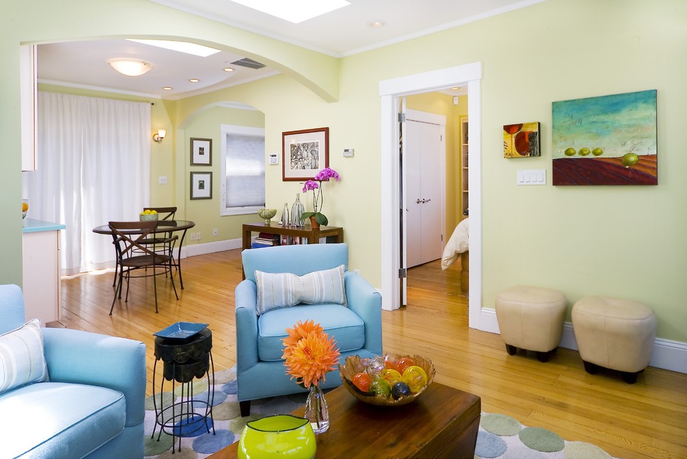 Modernes Wohnzimmer mit gelber Wandfarbe in San Francisco